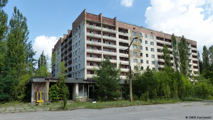Припять, белый дом на углу проспекта Ленина и улицы Академика Курчатова