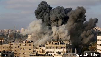 Εικόνα από τον χθεσινό ισραηλινό βομβαρδισμό κτηρίου στην πόλη της Γάζας