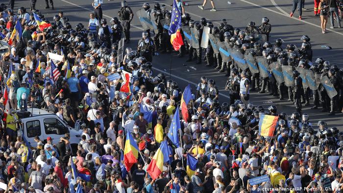 Rumänien Bukarest Proteste gegen die Regierung (picture-alliance/AP Photo/V. Ghirda)