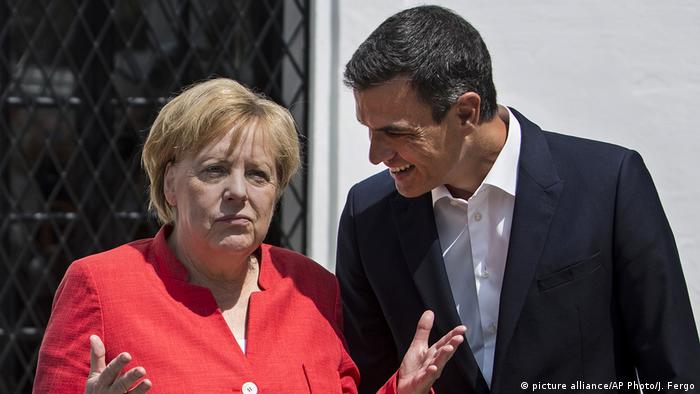 Chancellor Angela Merkel with Pedro Sanchez (picture alliance/AP Photo/J. Fergo)