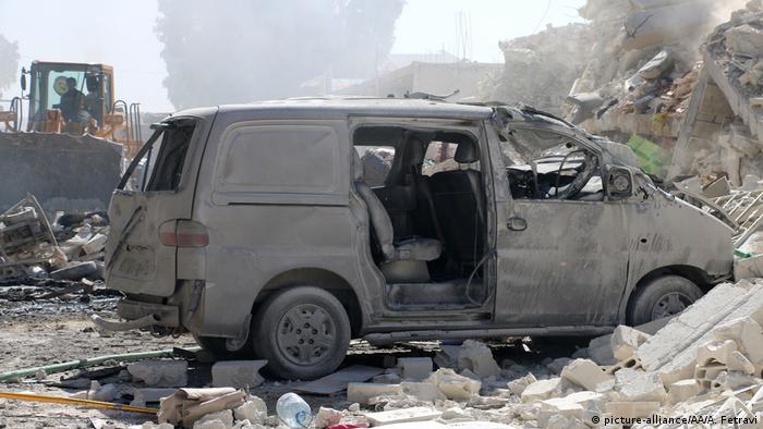 Syrien Idlib - Zerstörtes Fahrzeug nach Explosion (picture-alliance/AA/A. Fetravi)