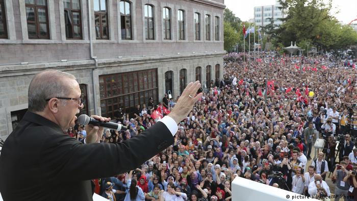 Türkei, Trabzon: Erdogan hält eine Rede (picture-alliance/AP Photo)