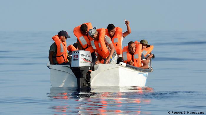 Mittelmeer Flüchtlingsboot vor der Küste von Libyen (Reuters/G. Mangiapane)