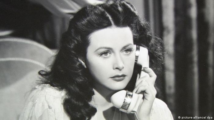 Hedy Lamarr segura um telefone