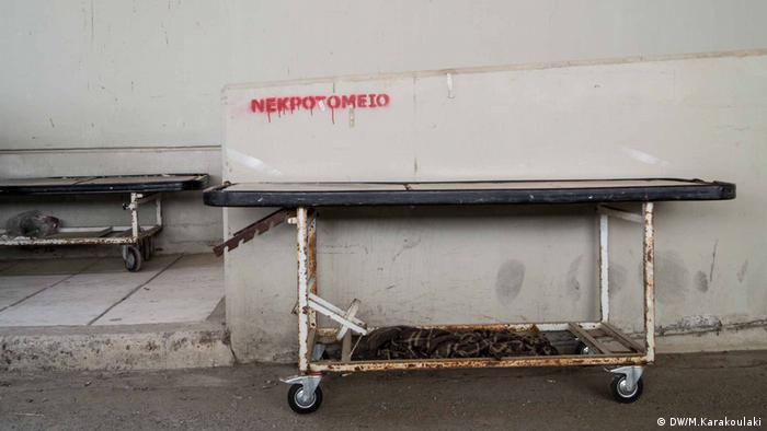 Two stretchers left outside the morgue of the Alexandroupoli’s Hospital (DW/M.Karakoulaki)