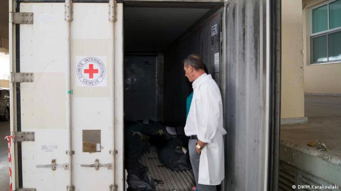 Coroner Pavlos Pavlidis stands outside the ICRC fridge container where refugees are kept (DW/M.Karakoulaki)