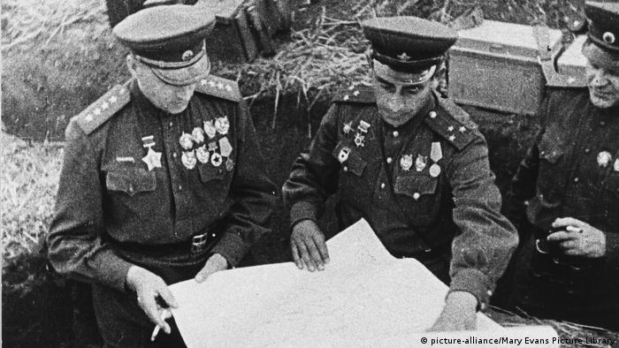 Маршал Константин Рокоссовский (слева) был командующим Центральным фронтом и показал себя в ходе битвы на Курской дуге блестящим стратегом