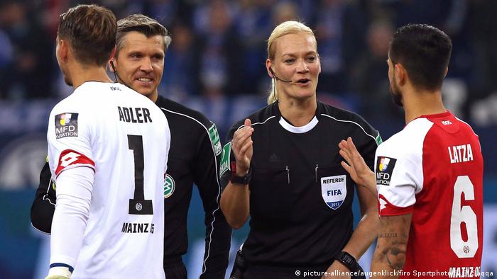 Deutschland BG Bundesliga | Schiedsrichterin Bibiana Steinhaus (picture-alliance/augenklick/firo Sportphoto/S. El Saqqa)