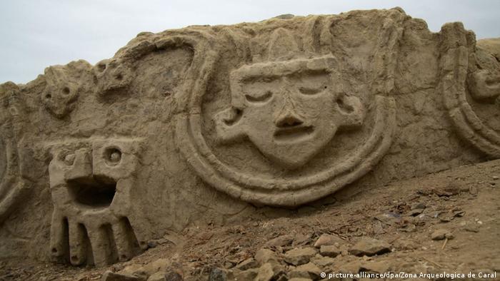 Perú Prähistorisches Steinrelief entdeckt (imagen-alianza / dpa / Zona Arqueológica de Caral)