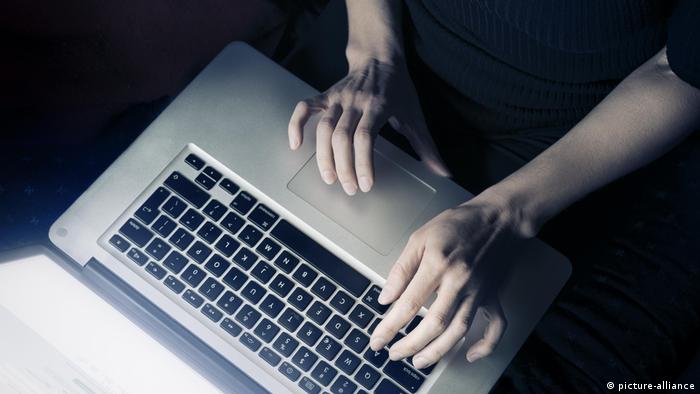 Mãos sobre teclado de laptop
