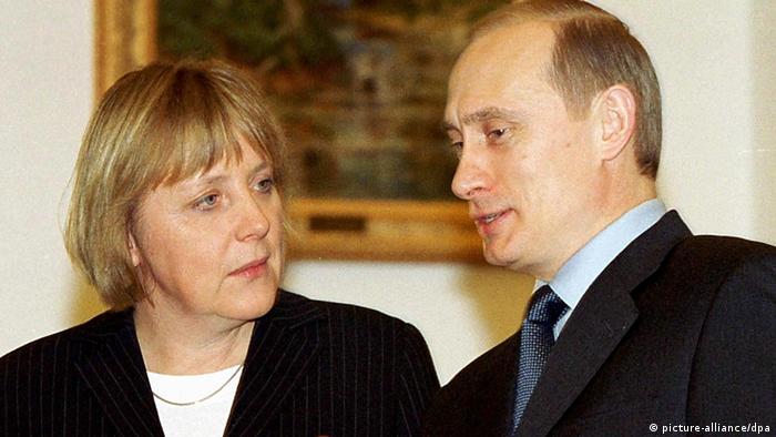 Putin welcomes Merkel in Moscow in 2002 (picture-alliance/dpa)