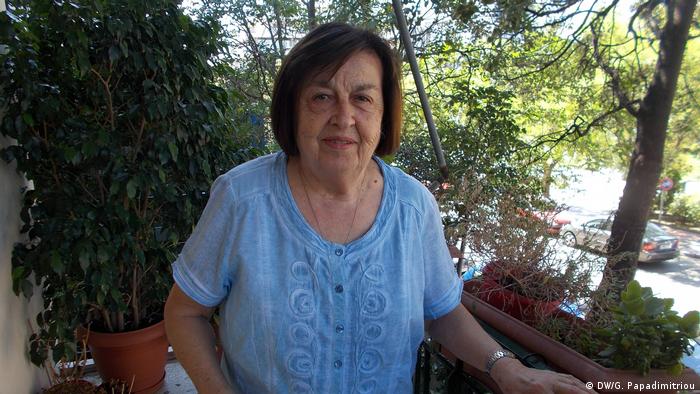 A dentista aposentada Mary Tsoni, de 80 anos, sofreu com os cortes drásticos nas pensões