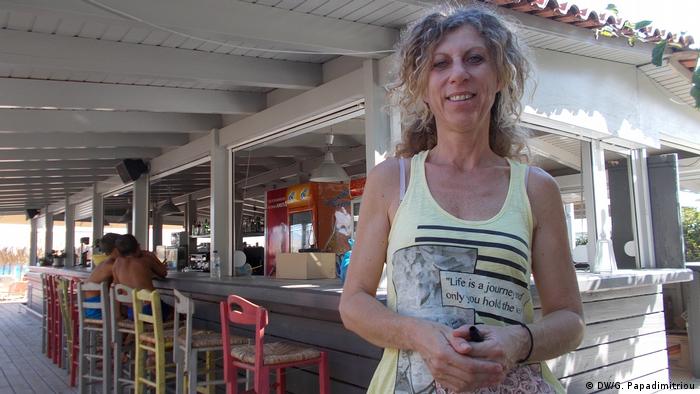 Polyxeni Koutsantoni, dona de um bar em Maratona, no litoral grego, em foto em frente ao estabelecimento