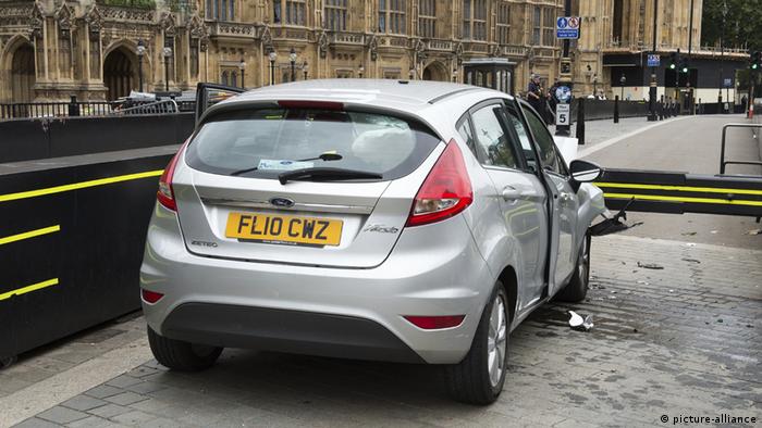 The car that was driven into people near Parliament (picture-alliance)
