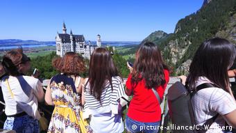 Touristen am Schloss Neuschwanstein im Sommer (picture-alliance/C. Wallberg)