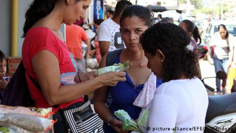Οι περισσότεροι κάτοικοι της Βενεζουέλας περνούν πάντως στην Κολομβία για να ψωνίσουν. Κυρίως τρόφιμα και φάρμακα που δεν τα βρίσκουν στην πατρίδα τους. Τα βρίσκουν μάλιστα σε καλύτερες τιμές σε σχέση με τη Βενεζουέλα.