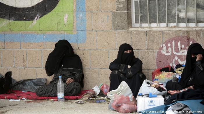 Jemen Sanaa Vertriebene Frauen (picture-alliance/AP Photo/H. Mohammed)