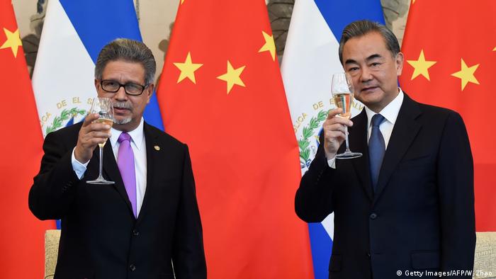 China Carlos Castaneda und Wang Yi unterzeichnen Vertrag in Peking (Getty Images/AFP/W. Zhao)