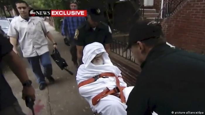 Jakiv Palij es transportado en una camilla en el barrio de Queens, Nueva York. (20.08.2018).