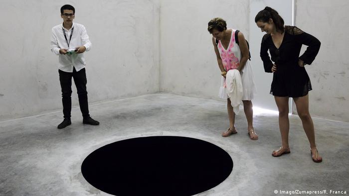 seorang pria jatuh ke dalam sebuah lubang seni di museum
