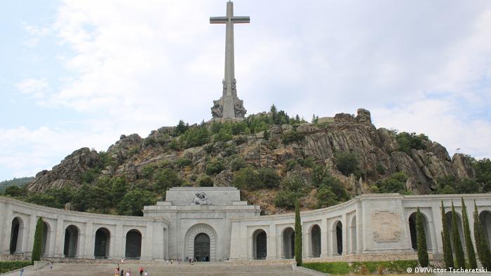 Мемориалът-костница, където се намират тленните останки на Франко, но и на жертви на режима