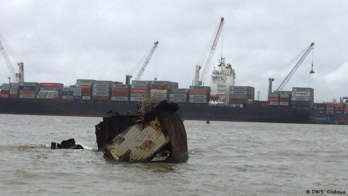 The remains of a shipwreck in the waters off the Nigerian port of Lagos (DW/S. Olukoya)