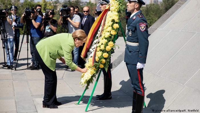 Merkel, Erivan'daki Soykırım Anıtına çelenk bıraktı.