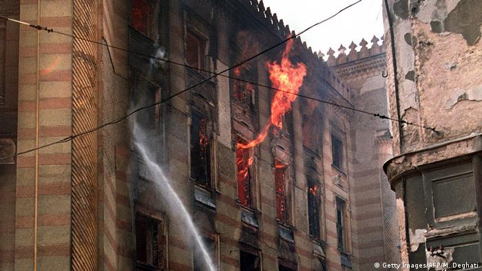 Feuer in Nationalbibliothek Bosnien und Herzegowina Vijećnica in Sarajevo 1992 (Getty Images/AFP/M. Deghati)