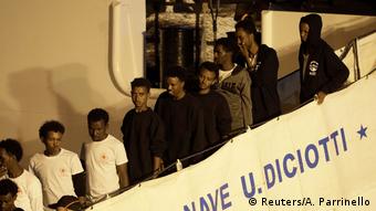 Πρόσφυγες και μετανάστες αποβιβάζονται από το Diciotti στις 26 Αυγούστου. 