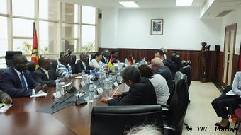 Mosambik | Gerd MÃ¼ller zu Besuch bei mosambikanischen Minister fÃ¼r Wirtschaft und FinanzenBesuch (DW/L. Matias)
