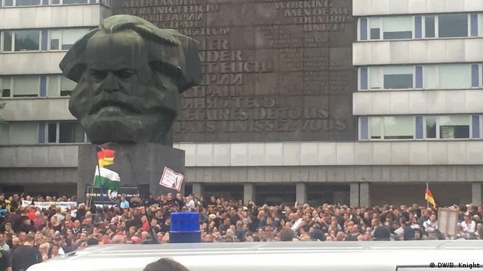 Aşırı sağcı göstericiler kentteki Karl Marx anıtı çevresinde toplandı.