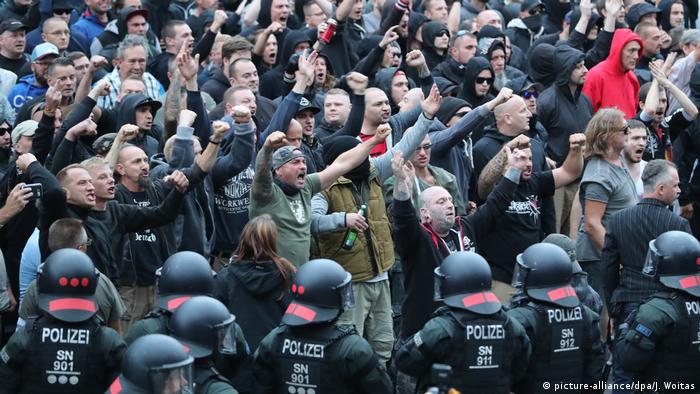 Maniestantes ante policÃ­as en Chemnitz