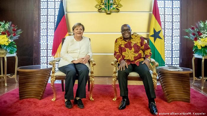 Germany's Chancellor Angela Merkel and Ghanaian president Akufo-Addo seated in front of the flags of their respective countries (picture-alliance/dpa/M. Kappeler)