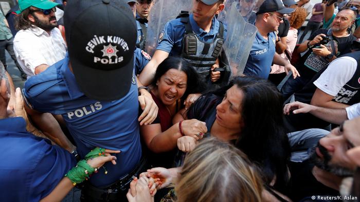 Demonstranten streiten mit der Polizei, weil sie die 700. Versammlung der Samstagsmütter im Zentrum von Istanbul verhindernwollen