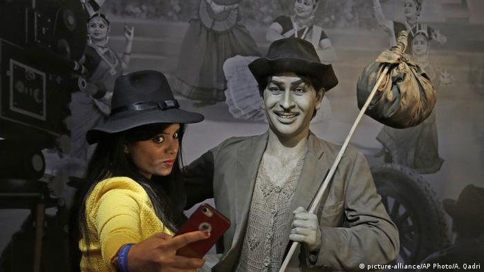  A visitor takes a selfie with the wax figure of Bollywood actor Raj Kapoor at Madame Tussauds Wax Museum in New Delhi, India (picture-alliance/AP Photo/A. Qadri)