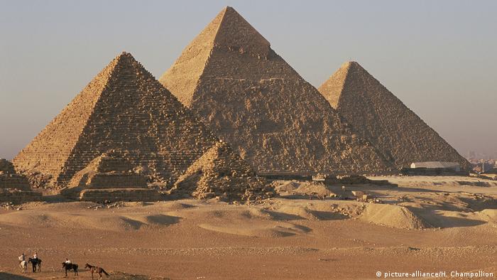 Ägypten: Die Giseh Pyramiden (picture-alliance/H. Champollion)