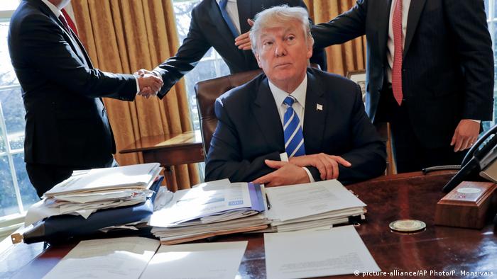 Washington White House Donald Trump im Oval Office Mitarbeiter (picture-alliance/AP Photo/P. Monsivais)