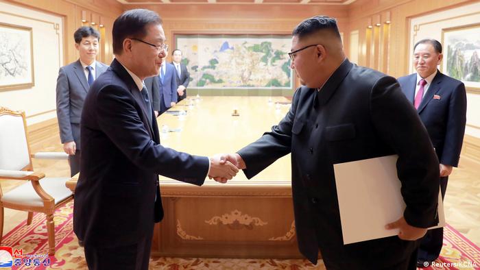 Южнокорейский посланник Чон Ый Ён и лидер КНДР Ким Чен Ын в Пхеньяне