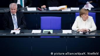 Deutschland, Berlin: Bundeskanzlerin Angela Merkel (CDU) und Horst Seehofer (CSU), Bundesminister des Innern, für Bau und Heimat, nehmen an der Plenarsitzung im Deutschen Bundestag (picture-alliance/dpa/K. Nietfeld)