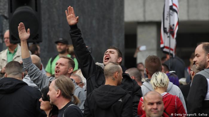 Deutschland Chemnitz Rechte Demonstranten zeigen Hitlergruß (Getty Images/S. Gallup)