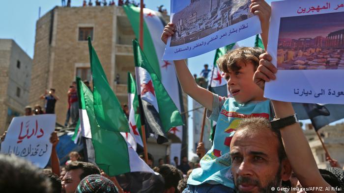 Syrien Idlib Demonstration gegen Militäroffensive der Regierungstruppen (Getty Images/AFP/Z. Al Rifai)