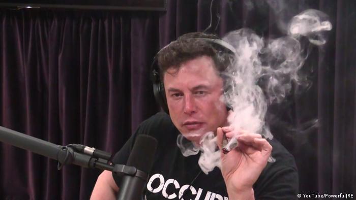 Screenshot - Youtube: Elon Musk raucht Weed (YouTube/PowerfulJRE)
