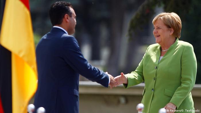Mazedonien Skopje Premierminister Zoran Zaev begrüßt Angela Merkel (Reuters/O. Teofilovski)