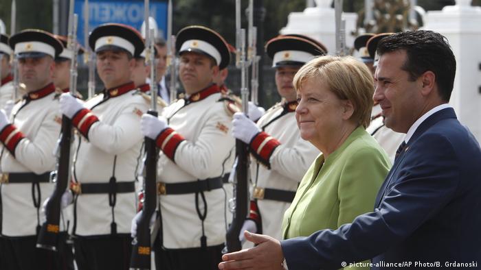Mazedonien Besuch Kanzlerin Merkel und Premierminister Zoran Zaev (picture-alliance/AP Photo/B. Grdanoski)