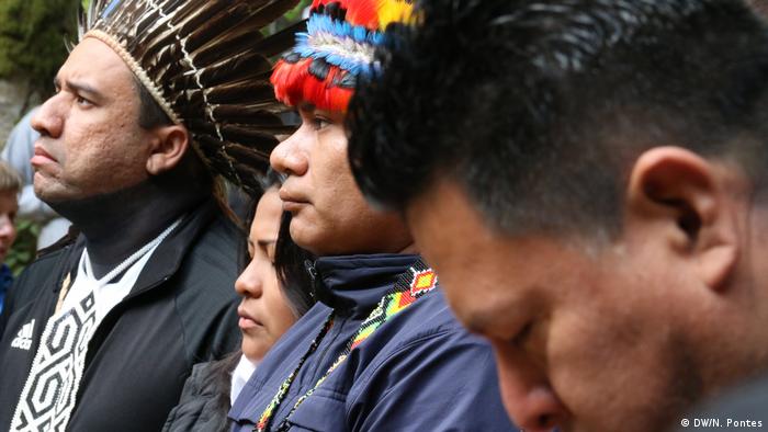 O líder indígena brasileiro Dinamam Tuxá (à esquerda) e outros visitantes latinos em encontro dos yuroks na Califórnia (DW/N. Pontes)