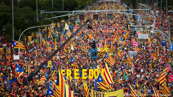 Spanien - Pro-Unabhängigkeitsdemonstration für Katalonien (picture-alliance/AP Photo/E. Morenatti)