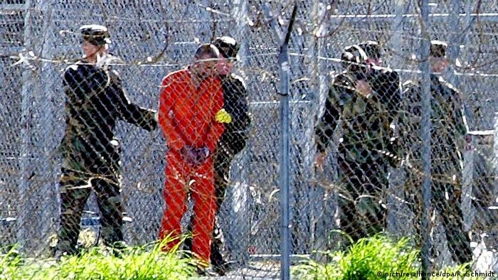 Detainee at the US prison at Guantanamo (picture-alliance/dpa/R. Schmidt)