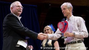 David Wartinger (e) recebe prêmio Ig Nobel na categoria Medicina