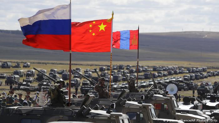 Russland Vostok 2018 War Games | Flagge Russland, China, Mongolei (picture-alliance/AP Photo/S. Grits)