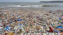 Indien Plastikmüll am Strand von Mumbai